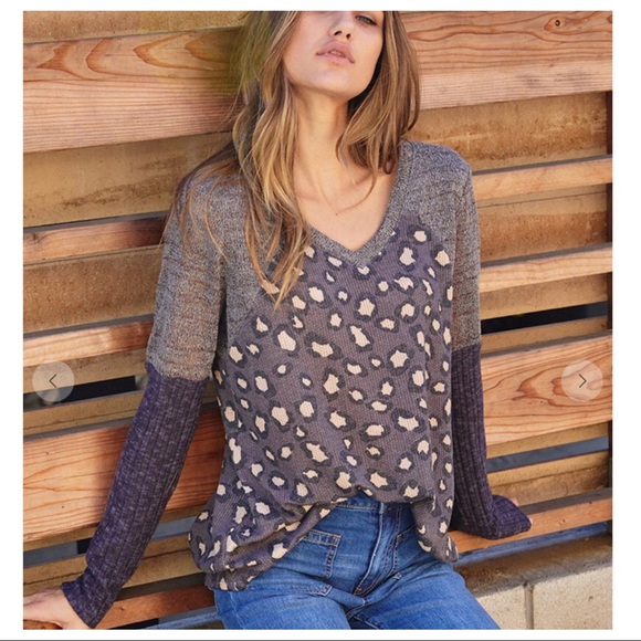 ✨LAST ONE✨V neck leopard print tunic top - Picture 2 of 8